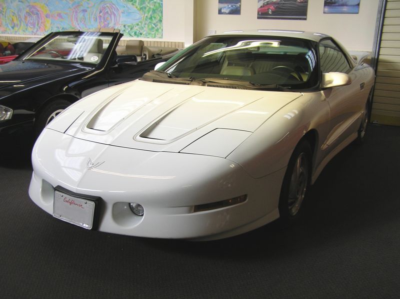 800px-Pontiac_Firebird_%284th_gen%29.jpg